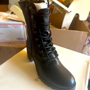 Beautiful basic black boots perfect for any occasion! Size 6.5 NEW!